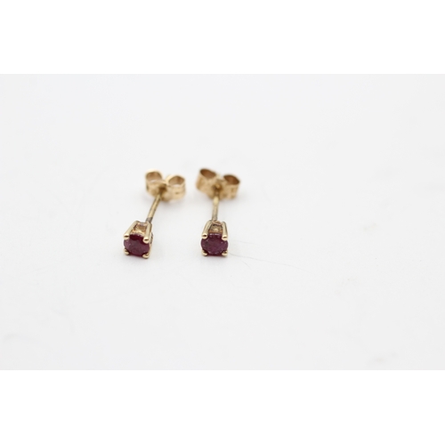 204 - 9ct gold ruby stud earrings (0.5g)