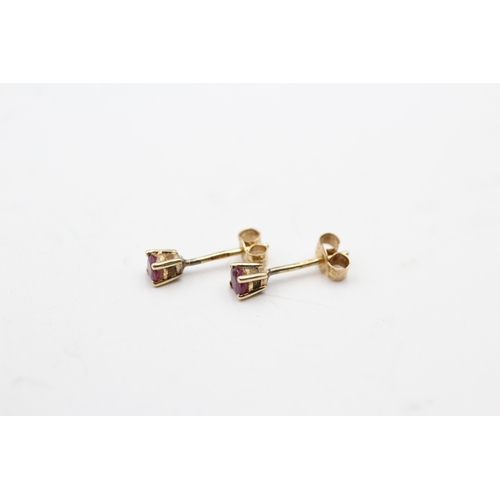 204 - 9ct gold ruby stud earrings (0.5g)