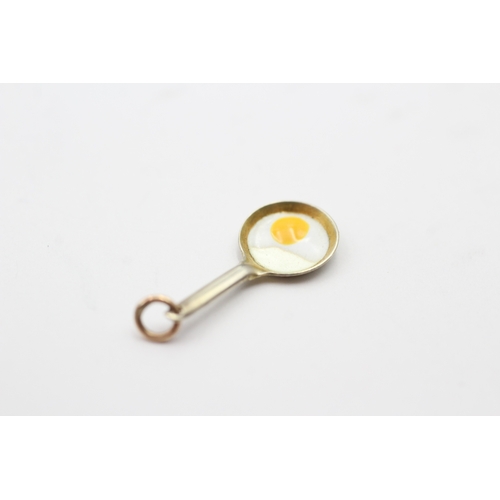 207 - 9ct gold egg frying pan charm (0.5g)