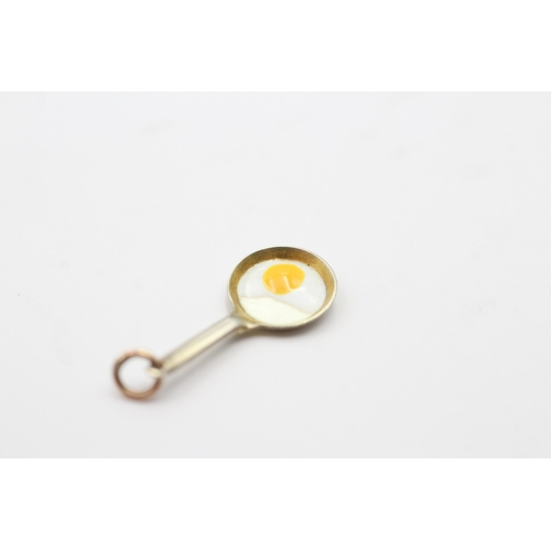 207 - 9ct gold egg frying pan charm (0.5g)