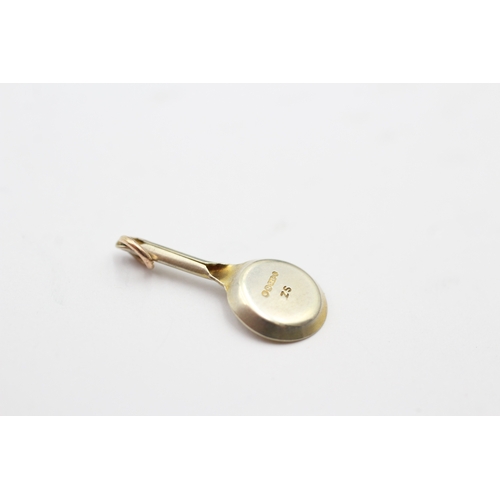 207 - 9ct gold egg frying pan charm (0.5g)