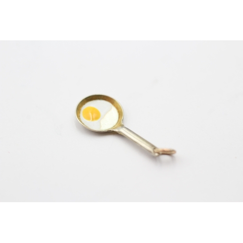 207 - 9ct gold egg frying pan charm (0.5g)