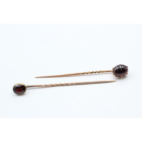 218 - 2x 9ct gold vintage vari-cut garnet stick pin (3.6g)