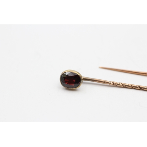 218 - 2x 9ct gold vintage vari-cut garnet stick pin (3.6g)