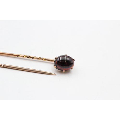 218 - 2x 9ct gold vintage vari-cut garnet stick pin (3.6g)