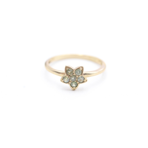 224 - 9ct gold green gemstone set star stacking ring (1.4g) Size N