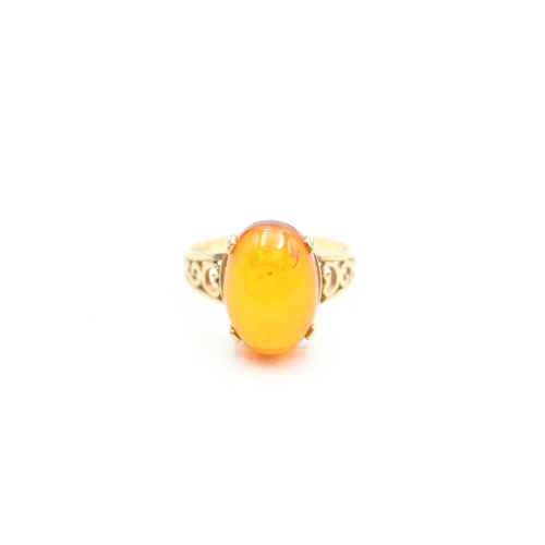 228 - 9ct gold baltic amber cabochon set cocktail ring (2g) Size N