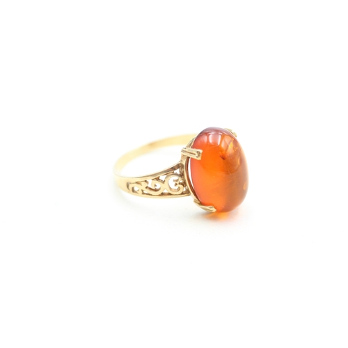 228 - 9ct gold baltic amber cabochon set cocktail ring (2g) Size N