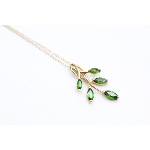 230 - 9ct gold diopside leaf pendant on chain (2g)