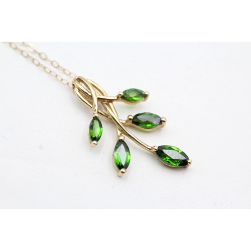 230 - 9ct gold diopside leaf pendant on chain (2g)