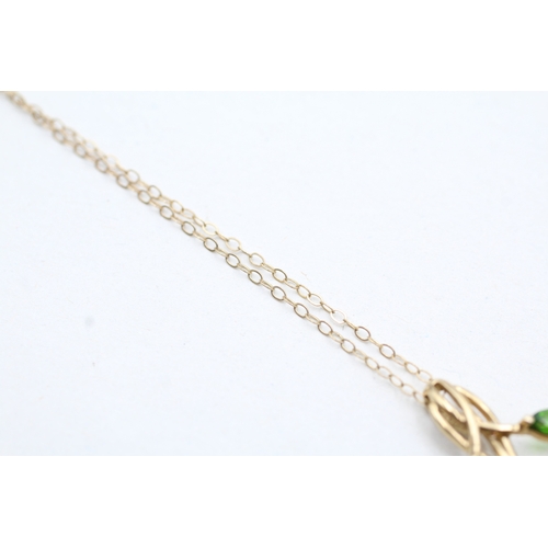 230 - 9ct gold diopside leaf pendant on chain (2g)