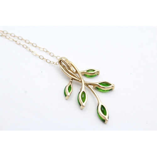 230 - 9ct gold diopside leaf pendant on chain (2g)