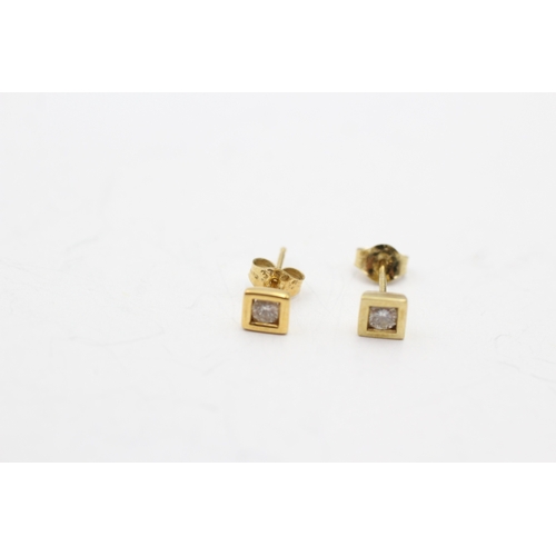 231 - 9ct gold diamond single stone stud earrings (0.5g)