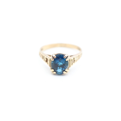 235 - 9ct gold blue topaz set dress ring (2.7g) Size O