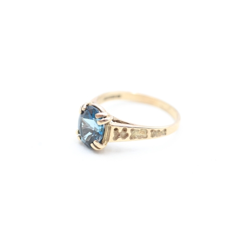 235 - 9ct gold blue topaz set dress ring (2.7g) Size O