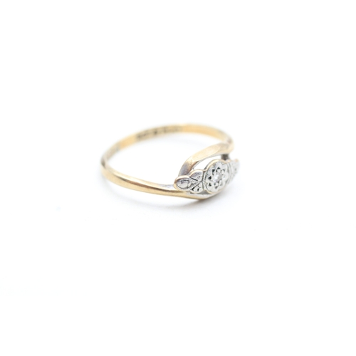 239 - 9ct gold and platinum vintage star set diamond set ring (1.3g) Size K