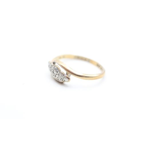 239 - 9ct gold and platinum vintage star set diamond set ring (1.3g) Size K