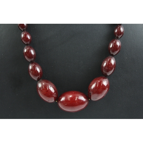 272 - Graduated Cherry Bakelite Necklace w/ Screw Clasp 37g