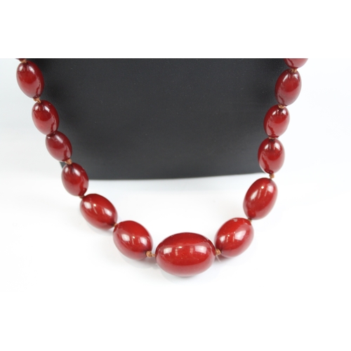 275 - Graduated Cherry Bakelite Necklace w/ Internal Streaking, Screw Clasp 53g