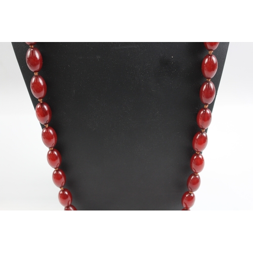 275 - Graduated Cherry Bakelite Necklace w/ Internal Streaking, Screw Clasp 53g