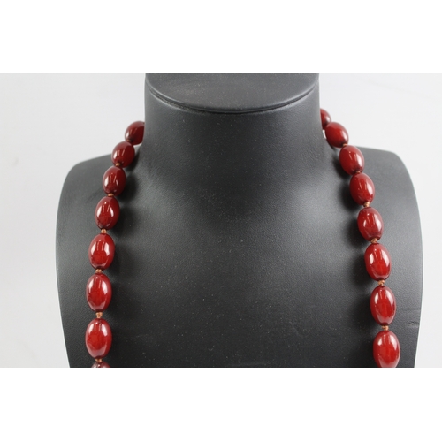 275 - Graduated Cherry Bakelite Necklace w/ Internal Streaking, Screw Clasp 53g