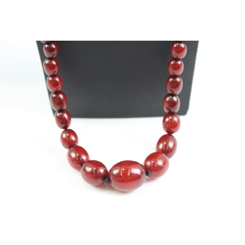 314 - Graduated Cherry Bakelite Necklace w/ Internal Streaking, Screw Clasp 73g