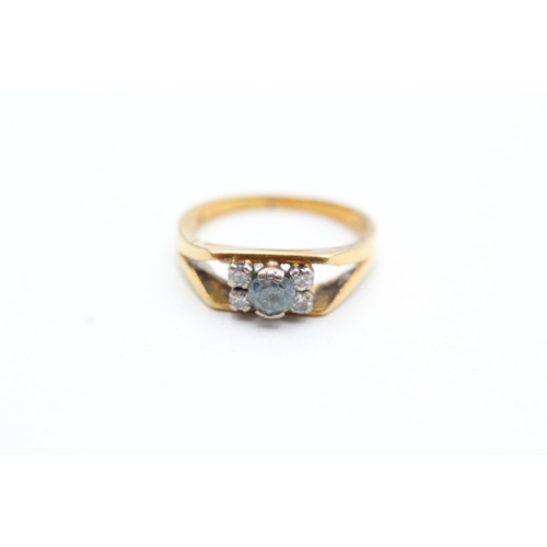 32 - 18ct gold Modernist diamond and blue zircon set trilogy ring (3.2g) Size M 1/2