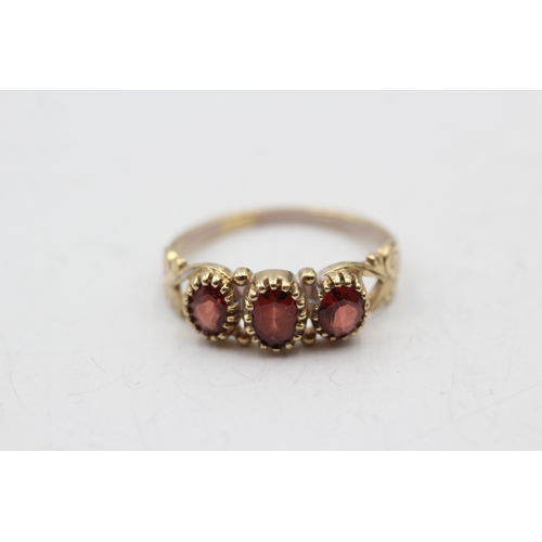 34 - 9ct gold garnet trilogy ring (2.1g) Size P