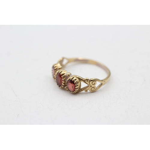 34 - 9ct gold garnet trilogy ring (2.1g) Size P