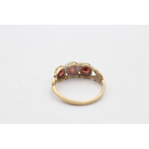 34 - 9ct gold garnet trilogy ring (2.1g) Size P