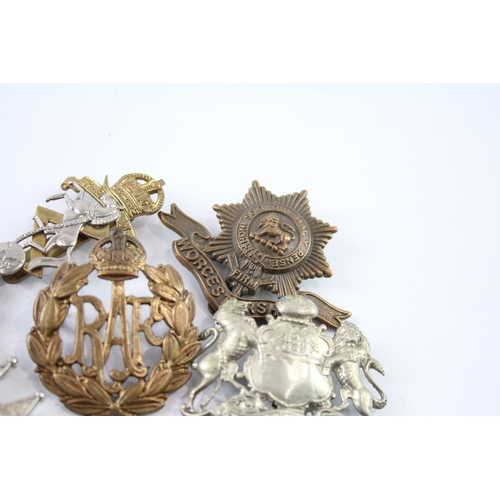 383 - Military Cap Badges Inc Manchester Regt, Cornwall LI, RAF, Etc x 10