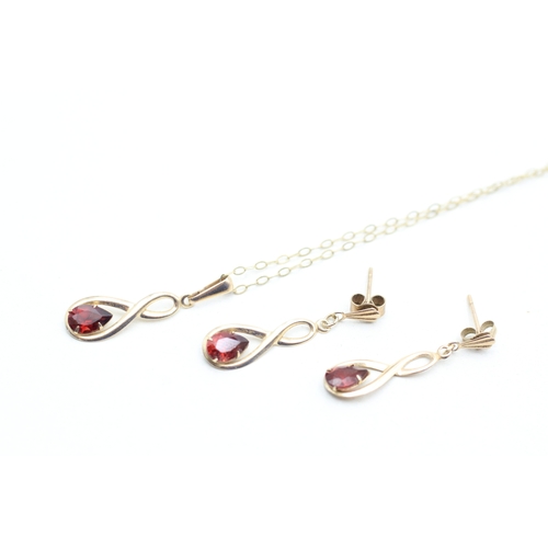 59 - 2x 9ct gold garnet drop earrings & necklace set (1.3g)