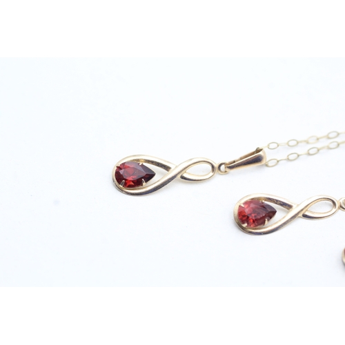 59 - 2x 9ct gold garnet drop earrings & necklace set (1.3g)