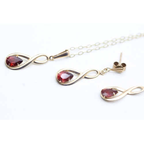 59 - 2x 9ct gold garnet drop earrings & necklace set (1.3g)