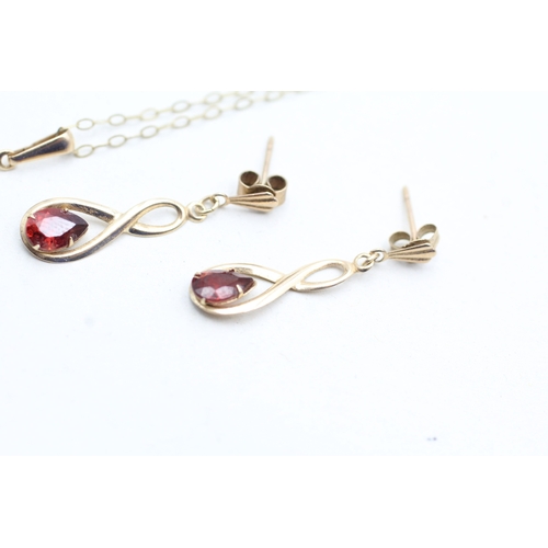 59 - 2x 9ct gold garnet drop earrings & necklace set (1.3g)