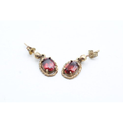 64 - 9ct gold garnet set drop earrings (1.4g)