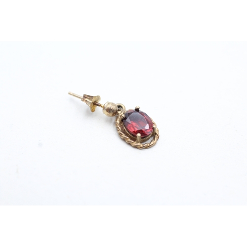 64 - 9ct gold garnet set drop earrings (1.4g)