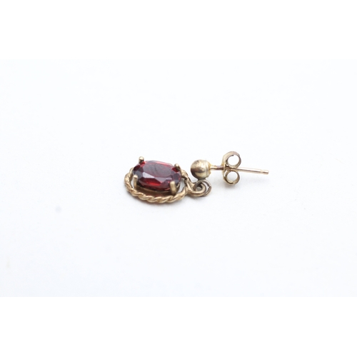 64 - 9ct gold garnet set drop earrings (1.4g)