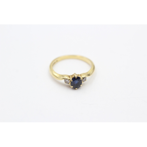 65 - 18ct gold sapphire and diamond trilogy ring (2.2g) Size I 1/2