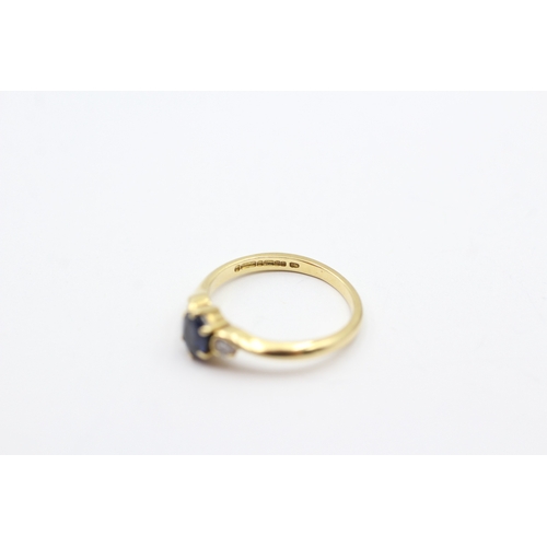 65 - 18ct gold sapphire and diamond trilogy ring (2.2g) Size I 1/2