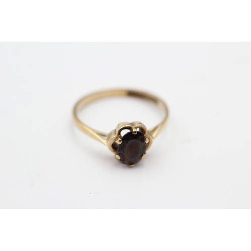 66 - 9ct gold garnet single stone ring (1.6g) Size N 1/2