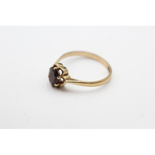 66 - 9ct gold garnet single stone ring (1.6g) Size N 1/2