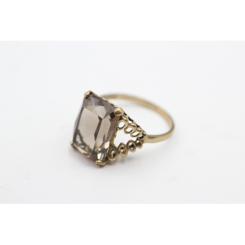 67 - 9ct gold smokey quartz cocktail ring (3.6g) Size Q