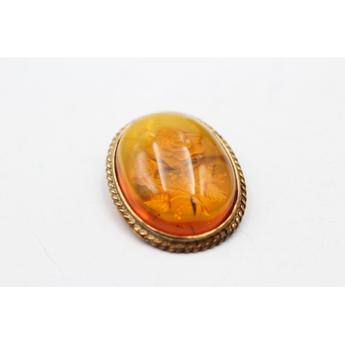 7 - 9ct gold reverse carved amber brooch (4g)