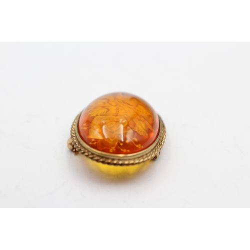 7 - 9ct gold reverse carved amber brooch (4g)