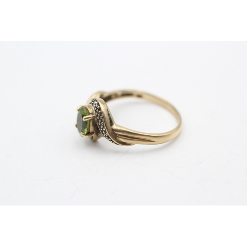 71 - 9ct gold peridot and diamond twist ring (2.5g) Size R