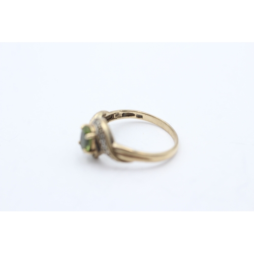 71 - 9ct gold peridot and diamond twist ring (2.5g) Size R