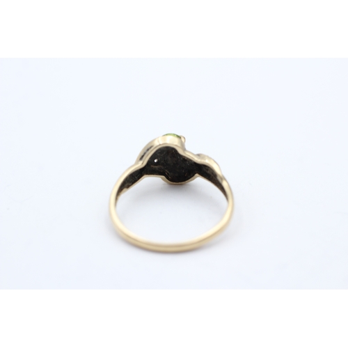 71 - 9ct gold peridot and diamond twist ring (2.5g) Size R