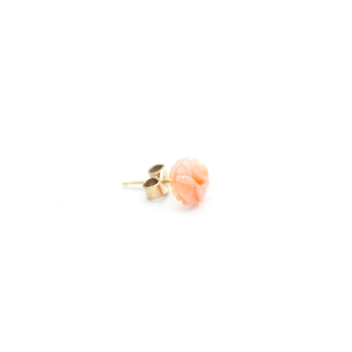 78 - 14ct gold carved coral stud earrings (0.6g)