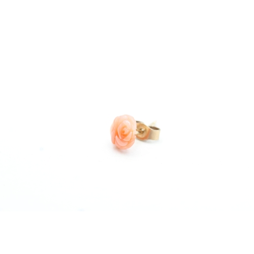 78 - 14ct gold carved coral stud earrings (0.6g)